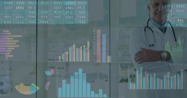 Saydam dijital veri tablolarını analiz eden kıdemli erkek doktor ve klinikte grafikler örtüşüyor. Tıbbi, teknoloji, analitik, yenilik, kentsel, fütüristik, profesyonel