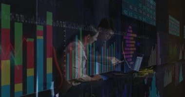 Bilgisayarda veri analizi yapan iki teknisyen karanlık ofiste cam kaplamalı tablet. İş, teknoloji, analitik, yenilik, işbirliği, dijital, fütüristik