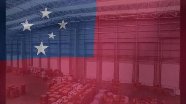 Depo ambarında istiflenmiş paletler ve sandıklar, forkliftler ve Samoa bayrağı var. Sanayi, lojistik, dağıtım, envanter, tedarik zinciri, ulaşım, yapısal