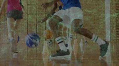 Gençlik basketbol takımı spor salonunda top sürme talimi yapıyor, animasyon konileri ve oyuncu patikalarını gösteriyor. Atletik, takım çalışması, antrenman, canlı, rekabetçi, gençlik, spor