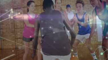 Grup antrenman partnerleri, parlayan ağ düğümleri ve çizgilerini göstererek spor salonunda hamleler yapıyor. Fitness, takım çalışması, eğitim, işbirliği, modern, teknoloji, dinamik