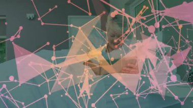 Üst düzey kadın yatakta dikey oturuyor, pembe turuncu tele-sağlık ağıyla kaplanmış tablet kullanıyor. Yaşlılar, sağlık, dijital, bağlantı, sağlık, konfor, huzur