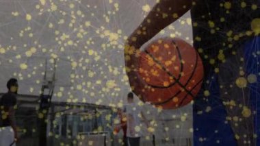 Basketbol topu tutan erkek kol düz dizayn çemberiyle şehir merkezinden ağ düğümleri gönderiyor. Atletik, takım çalışması, canlı, rekabet, fitness, dijital, kentsel