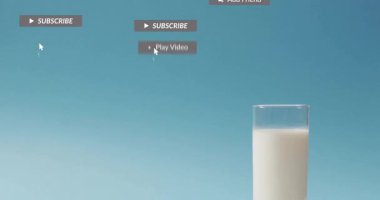 İçinde süt bulunan şeffaf camlar, gök mavisi gradyanın üzerinde süzülen sosyal medya bildirimlerini gösteriyor. Minimalist, modern, temiz, dijital, iletişim, kullanıcı arayüzü, canlı