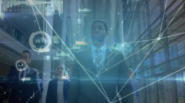 Lobide yürüyen, ağ hatları ve veri tabloları gösteren bir grup iş adamı. Şirket, takım çalışması, modern, teknoloji, profesyonel, ağ oluşturma, analitik