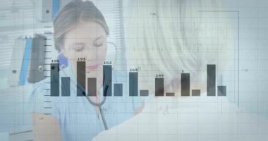 Klinikte steteskop kullanan kıdemli bayan doktor, şeffaf dijital çizelgeler ve grafikler hazırlıyor. Tıbbi, sağlık, teknoloji, teşhis, profesyonel, hastane, analiz