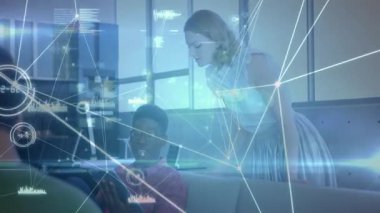 İş arkadaşları kanepede tabletle işbirliği yapıyor, teknoloji ağı çizelgeleri ve veri tabloları sergiliyorlar. Profesyonel, takım çalışması, yenilik, dijital, modern, iletişim, analitik