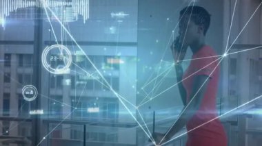 İşletme yöneticisi ofis balkonunda akıllı telefondan dijital ağ bağlantılarını gösteriyor. Şirket, iletişim, fütüristik, parlak, yenilik, bağlantı, profesyonel