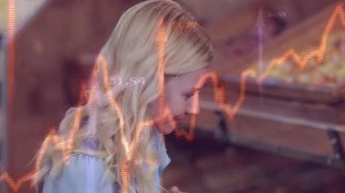 Gülümseyen ve market koridorunda ayakta duran bir kadın, animasyon portakal rengi finans tabloları ile. Sağlık, beslenme, sağlık, gıda, perakende, analiz, finans