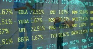 Hemşire tablet tutuyor ve doktor Stylus 'u tutuyor. Tıbbi koridorda yürüyorlar. Sağlık, teknoloji, takım çalışması, yenilik, profesyonellik, tıbbi, dijital