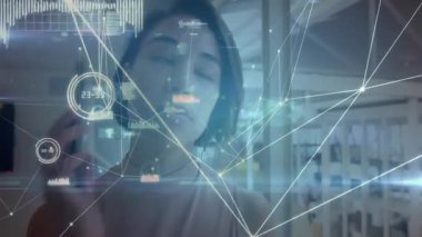 Ofiste akıllı telefondan konuşan bir kadın, ağ hatları ve veri tablolarının teknoloji üst üste bindiğini gösteriyor. Teknoloji, iletişim, ağ, veri, dijital, yenilik, çalışma alanı