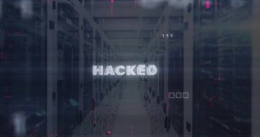 Dar sunucu koridorlarında yüzen, çift haneli ve yanıp sönen LED 'li Glitch-style HACKED metni. Siber güvenlik, veri merkezi, dijital, gelecekçi, teknoloji, yüksek teknoloji, güvenlik