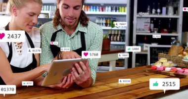 Personel üyeleri, kafeteryadaki tablete danışmanlık yaparken, yüzen kalplerin takipçisi de sayılıyor. Perakende, işbirliği, dijital, iletişim, modern, konukseverlik, müşteri hizmetleri