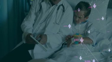 Erkek doktor, hasta çocuğun yanında yatağın kenarında oturuyor. Tıbbi veri örtülü tableti izliyor. Tıbbi, sağlık, modern, tanı, klinik, teknoloji, bakım