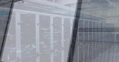 Merkezi sunucu rafları şifreleme metni ve ilerleme çubuğuyla birlikte 3 boyutlu olarak görüntülenir. Teknoloji, veri, siber güvenlik, dijital, fütüristik, ağ, altyapı