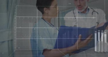 Erkek doktor ve hemşire klinikteki hasta ölçümlerini inceliyor, bar çizelgelerini ve çizelgelerini örtüyor. Sağlık, analitik, dijital, takım çalışması, profesyonellik, tıbbi, yenilik