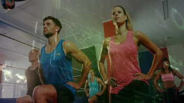 Fitness grubu boks ringi içinde senkronize hamleler yapıyor, yüzen harita ve veri grafikleri gösteriyor. Eğitim, atletizm, egzersiz, güç, kararlılık, spor, hareket