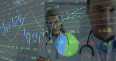 Doktorlar klinik camının arkasında durup çizgi grafiklerini, bar çizelgelerini ve dairesel çizelgelerini analiz ediyorlar. Tıbbi, sağlık, teknoloji, veri, yenilik, işbirliği, profesyonel