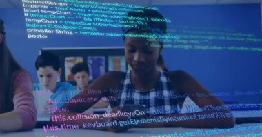 Sınıfta tablet ve akıllı telefon kullanan öğrenciler eğitim için saydam kod örtüsü gösteriyorlar. Teknoloji, yenilik, eğitim, dijital öğrenme, siber güvenlik, robotik, gelecek