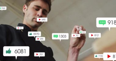 Şef, ticari mutfağa beyaz baharat serpiyor. Yüzen sosyal medya nişan ikonlarıyla. Mutfak, dijital, modern, profesyonel, enerjik, yemek hazırlama, sosyal medya