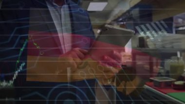 Ticari yönetici elinde tablet tutarken Canimasyon şamdan tabloları finansal eğilimleri gösteriyor. Finans, teknoloji, analitik, profesyonel, pazar, veri, kurumsal