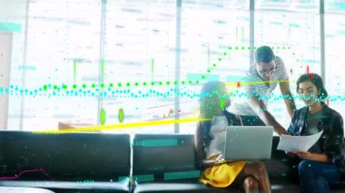 Salonda yüzen veri grafikleri ve dizüstü bilgisayarlarla işbirliği yapan üç iş arkadaşı. İşbirliği, takım çalışması, dijital, yenilik, modern, profesyonel, beyin fırtınası