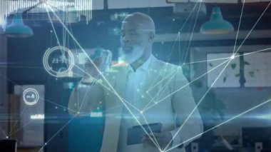 Üst düzey erkek, iş yerinde tablet kullanıyor, veri tabloları ve ağ örtüleri gösteriyor. Profesyonel, yenilik, teknoloji, bağlantı, çalışma alanı, modern, analitik