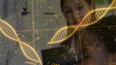 Laboratuvar araştırmacısı, moleküler ızgaranın ortasında altın DNA sarmalını kaplayan VR uzmanıyla işbirliği yapıyor. Bilim adamı, yenilik, fütüristik, biyoteknoloji, işbirliği, dijital, bilim