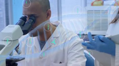 Laboratuvar araştırmacısı holografik arayüzü işaret ediyor. DNA sarmalı pano tutan teknisyen. Bilim, yenilik, biyoteknoloji, sağlık hizmetleri, deneysel, analitik, modern