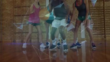 Okulun spor salonunda basketbol oynayan gençler, teknolojiyi gösteren holografik küreye sahipler. Sporcular, takım çalışması, dinamik, enerjik, kentsel, geleceksel, hareketli