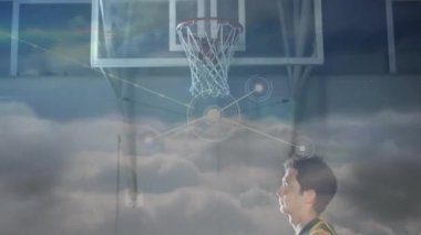 Turuncu topu tutan ve spor teknolojisi sahnesinde ağ grafikleri gösteren iki basketbolcu. Atletik, takım çalışması, dijital, yenilik, modern, enerjik, spor