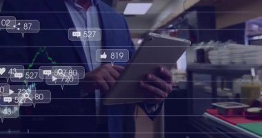Restoran mutfağında tablet kullanan bir işadamı. Aşçı dijital ikonlar ve grafikler gösteriyor. Teknoloji, yenilik, konukseverlik, işbirliği, analitik, verimlilik, modern