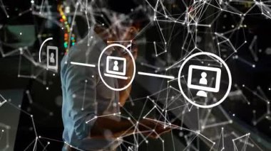 İş adamı cam pencerenin yanında duruyor, akıllı telefon, dizüstü bilgisayar ve masaüstü simgelerini birbirine bağlayan ağı gösteriyor. Teknoloji, bağlantı, kentsel, profesyonel, dijital, modern, iletişim