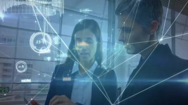 İş yerinde sohbet eden iki kadın, yüzen ağ düğümleri ve grafik verileri sergiliyorlar. Futuristik, işbirliği, teknoloji, yenilik, profesyonel, gösterişli, ağ