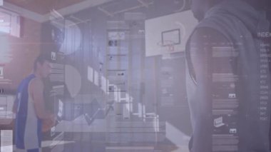 Spor teknolojisi grafikleri ve veriler spor salonunda dolaşırken koç da atlet antrenmanlarına rehberlik ediyor. Sporcular, antrenman, modern, teknoloji, fitness, performans, spor