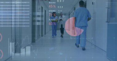 Hastane koridorunda yürüyen tıp uzmanları bar grafikleri, çizelgeleri ve dünya haritasını gösteriyor. Sağlık, analitik, dijital sağlık, veri görselleştirme, takım çalışması, modern, klinik