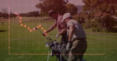 İki golfçü pist üzerindeki kulüpleri ayarlıyor, teknoloji şebekesi ve noktalı çizelge örtüsü sergiliyorlar. Spor, eğlence, spor, spor, açık hava, sağlıklı, aktivite, eğlence