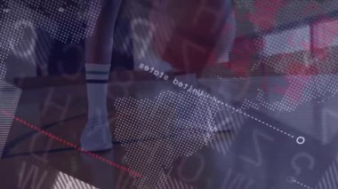 Depo çalışanı koridorda karton kutuları inceliyor, şeffaf dünya haritası ve kırmızı çizelgeleri örtüyor. Lojistik, dağıtım, veri analizi, envanter, sanayi, teknoloji, tedarik zinciri