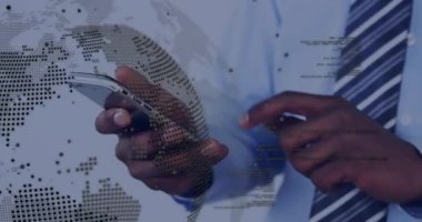 Teknoloji arayüzünde akıllı telefonları dinleyen eller noktalı harita örtüşmeleri ve yüzen kod parçacıkları gösteriyor. Futuristik, dijital, yenilik, bağlantı, dokunmatik ekran, veri, teknoloji