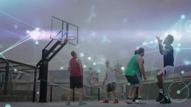 Çatıda basketbol oynayan beş adam, parlayan ağ düğümleriyle teknolojilerini sergiliyorlar. Atletizm, takım çalışması, kentsel, modern, canlı, dinamik, fitness
