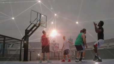 Bir grup arkadaş çatıda çemberle basketbol oynuyorlar ve spor fişekleri üst üste biniyor. Sporcular, takım çalışması, spor, şehir, enerji, rekabet, eğlence