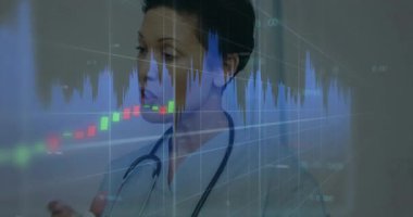 Klinik odasındaki hastaya danışmanlık yapan hemşire şeffaf şamdan çizelgesini ızgara hatlarıyla örtüyor. Tıbbi, sağlık, danışma, teşhis, teknoloji, analiz, meslek