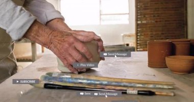 Çömlek atölyesinde ıslak çamur şekillendiren kıdemli çömlekçi, yüzen sosyal medya bildirimlerini gösteriyor. El işi, zanaat, kırsal, el işi, stüdyo, yaratıcı, rahatlama.