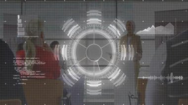 İş eğitiminde görevli bir kadın çizelge ve kodlarla dairesel arayüz gösteriyor. Profesyonel gelişim, işbirliği, dijital arayüz, veri görselleştirme, kurumsal eğitim, yenilik, modern çalışma alanı