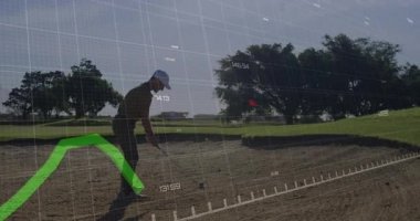 Sığınakta golf sopası sallayan golfçü, sayısal veriler ve yeşil çizgi grafik teknolojisiyle şebeke sergiliyor. Atletik, açık hava, profesyonel, modern, duyarlılık, manzara, konsantrasyon