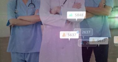 Tıbbi ekip hastanede, yüzen kalp ikonu, çan çanı pin kullanıcısının üst üste bindiğini gösteriyor. Sağlık, takım çalışması, profesyonellik, tıp uzmanları, klinik, hastane, dijital arayüz