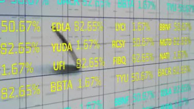 Yüzen Solana madeni parası yarı saydam ticaret şebekesi üzerinde dönüyor ve sarı yüzdeleri vurguluyor. Kripto para birimi, finans, dijital varlık, teknoloji, yenilikçi, gelecekçi, veri görselleştirme