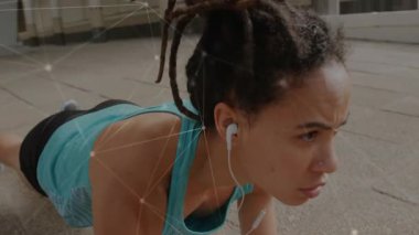 Beton kaldırım üzerinde ön kol kalası tutan bayan sporcu, fitness dijital ağ kaplamasına sahip. Fitness, dayanıklılık, teknoloji, spor, şehir, sağlık, motivasyon