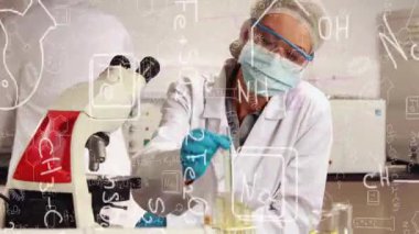 Laboratuar teknisyeni sağlık laboratuarında mikroskoba yaslanmış animasyon kimyasal formüller gösteriyor. Bilim, araştırma, yenilik, tanı, analiz, ilaç, laboratuvar