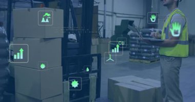 Depo operatörü depoda dizüstü bilgisayar kullanıyor. Forklift üzerinde yüzen dijital ölçümler gösteriyor. Sanayi, lojistik, operasyonel, modern, teknoloji, yönetim, verimlilik